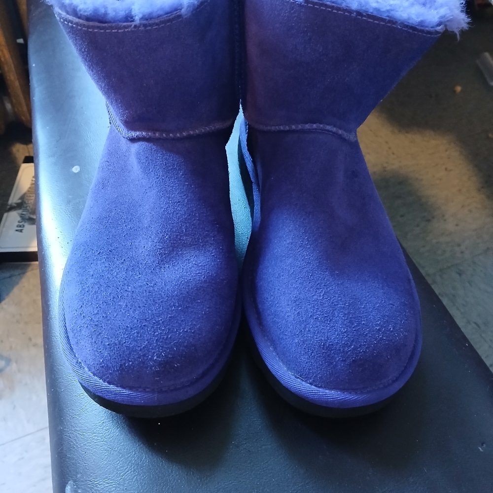 Size 8 woman's purple UGGs boots